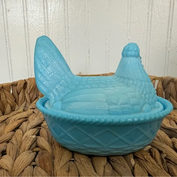 Hen on a Nest - Picture 3 of 7